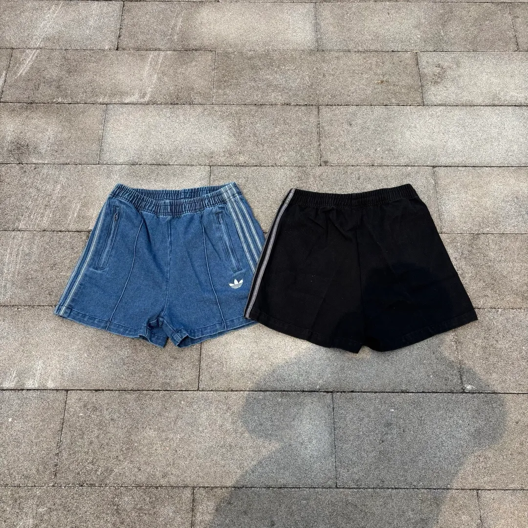 🈴 𝟮Color Collection 𝟬𝟱𝟰𝟳#Exclusive real shot/difference between various stolen pictures and online picture versions on the market [𝗔𝗱𝗶𝗱𝗮𝘀Adidas Song Yuqi Same Style Clover American Trendy Denim Shorts] ✅Full set of 1:1 customized accessories ➕Customized three-label ➕𝗬𝘂𝗮𝗻 version hang tag ➕𝗹𝗼𝗴𝗼 packaging bag🔥 ➕Scan the tag to enter the official website. ✅Top Original version, ins Xiaohongshu Dewu Kuaishou and many bloggers wear it. ✅Washed denim + three-stripe design, the clover logo is super recognizable✨. Loose fit, comfortable to wear and Breathable, suitable for summer commuting, leisure, and sports! With Versatile attributes, it can be worn casually and easily switch between street or vacation styles. It is a must-have item in your summer wardrobe! Color: Blue Black Size: xs-x L